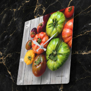 Bunte gestreifte Tomaten auf verwittertem Tisch Quadratische Wanduhr