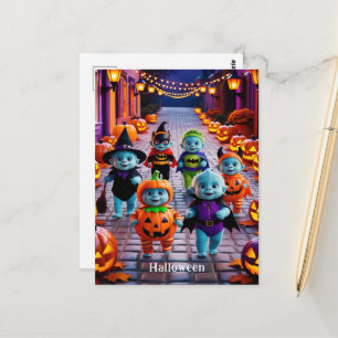 Bunte Halloween-Parade mit Kostümfiguren Postkarte