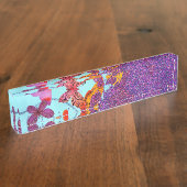 Bunte helle Schmetterlinge und lila Glitzer Namensplakette (Seite)