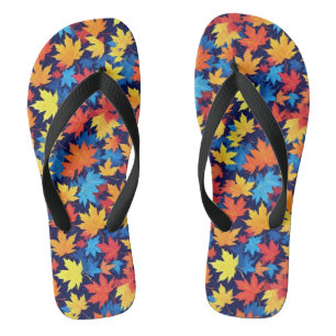 Bunte Herbstblätter auf dunkelblauem Hintergrund Badesandalen