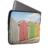 Bunte Hütten auf Strand Laptopschutzhülle (Vorne Rechts)