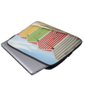 Bunte Hütten auf Strand Laptopschutzhülle (Vorne Knopf)
