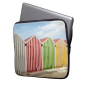 Bunte Hütten auf Strand Laptopschutzhülle (Vorderseite Links)