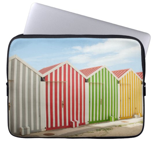 Bunte Hütten auf Strand Laptopschutzhülle (Vorderseite)