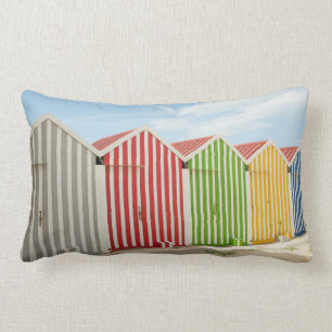 Bunte Hütten auf Strand Lendenkissen