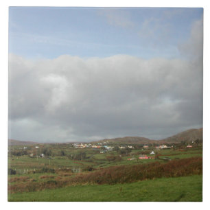 Bunte irische Dorf-Szene Fliese