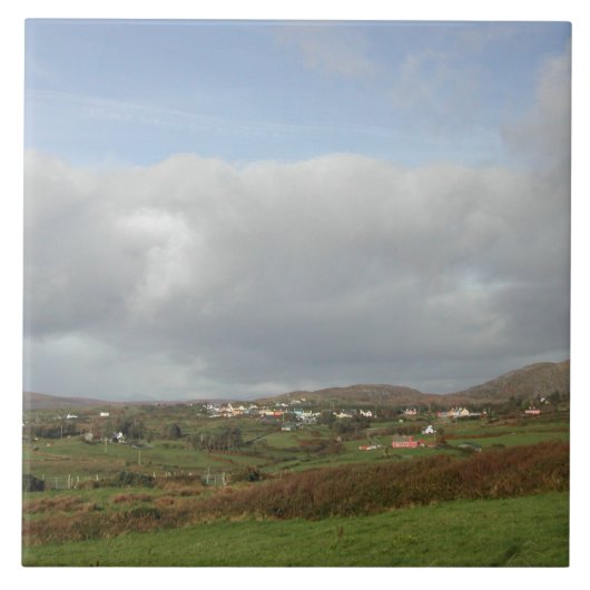 Bunte irische Dorf-Szene Fliese (Vorderseite)