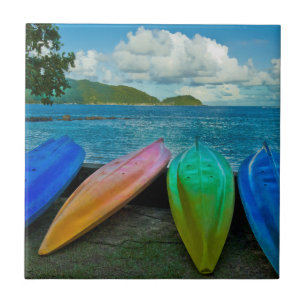 Bunte Kanus am Strand in Pago Pago Fliese