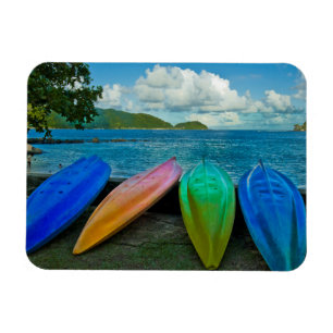 Bunte Kanus am Strand in Pago Pago Magnet