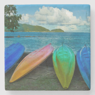 Bunte Kanus am Strand in Pago Pago Steinuntersetzer