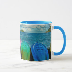 Bunte Kanus am Strand in Pago Pago Tasse