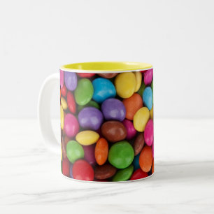 Bunte Knopfbonbons Zweifarbige Tasse