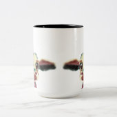 Bunte Kuh mit riesigen gefühlvollen Augen Zweifarbige Tasse (Mittel)