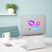 Bunte Lippen mit Liebe & Küssen Aufkleber (Laptop auf Schreibtisch)