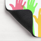 Bunte Menge Hände in der Luft Benutzerdefinierter Mousepad (Ecke)