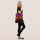 Bunte Mustertasche mit dem Text Awesome Tasche (Am Model)