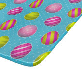 Bunte Ostereier auf Tupfen-Hintergrund Schneidebrett (Ecke)