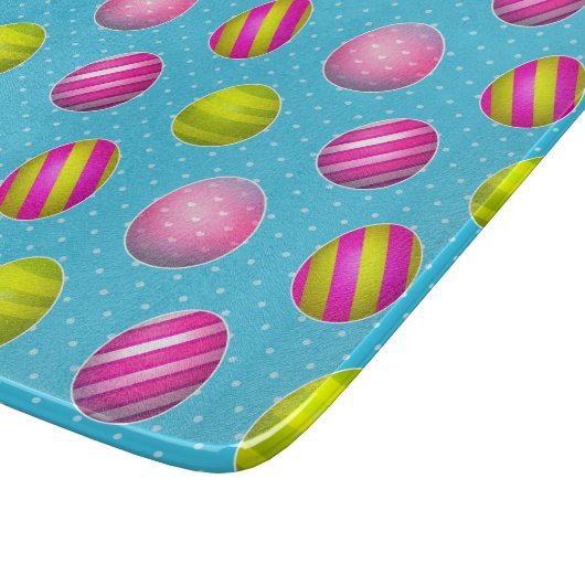 Bunte Ostereier auf Tupfen-Hintergrund Schneidebrett (Ecke)