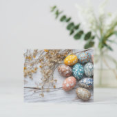 Bunte Ostereier Postkarte mit Frühlingsblumen (Stehend Vorderseite)