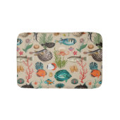 Bunte Ozeanien-Fische auf beigem Hintergrund Badematte (Vorderseite)