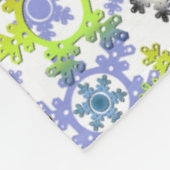 Bunte Papierschneeflocken auf Weiß Fleecedecke (Ecke)