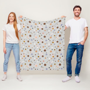 Bunte Polka-Punkte auf Grau. Fleecedecke
