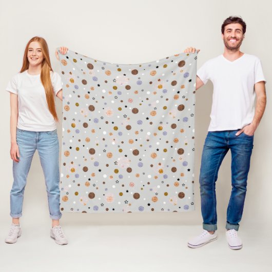 Bunte Polka-Punkte auf Grau. Fleecedecke (Beispiel)