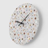 Bunte Polka-Punkte auf Grau. Große Wanduhr (Winkel)