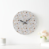 Bunte Polka-Punkte auf Grau. Große Wanduhr (Zuhause)