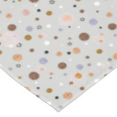Bunte Polka-Punkte auf Grau. Tischdecke (Schrägansicht)