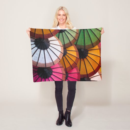 Bunte Regenschirme: Luang Prabang Markt Fleecedecke (Beispiel)