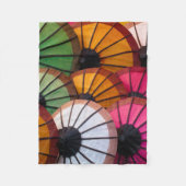 Bunte Regenschirme: Luang Prabang Markt Fleecedecke (Vorderseite)