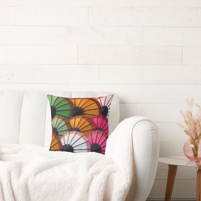 Bunte Regenschirme: Luang-Prabang-Markt Kissen (Liege)