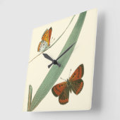 Bunte Schmetterlinge, die um ein Blatt flattern Quadratische Wanduhr (Winkel)