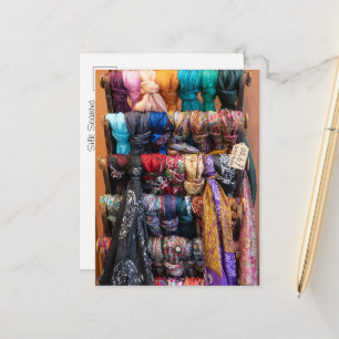 Bunte Seidenschals, lebendige Marktmode Postkarte