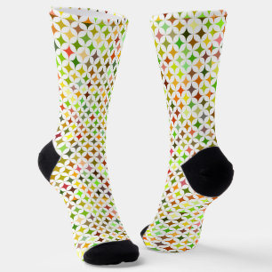 Bunte Socken haben ein geometrisches Muster