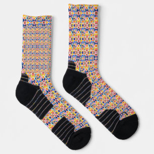 Bunte Socken mit lebendigen geometrischen Mustern
