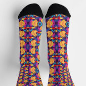 Bunte Socken weisen ein lebendiges florales Muster (Oben)