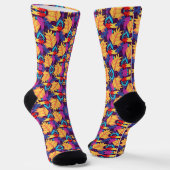 Bunte Socken weisen ein lebendiges florales Muster (Gewinkelt)