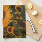 Bunte Sonnenblumen auf einem Gebiet Küchentuch (Viertel Falte)