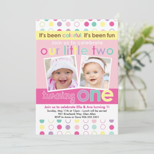 Bunte Spaß-Zwillings-Mädchen-erste Einladung (Stehend Vorderseite)