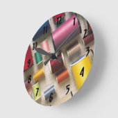 Bunte Spulen des Fadens Runde Wanduhr (Winkel)