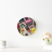 Bunte Spulen des Fadens Runde Wanduhr (Zuhause)