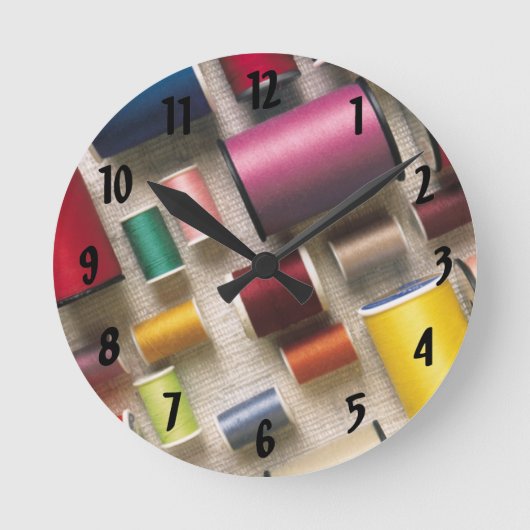 Bunte Spulen des Fadens Runde Wanduhr (Vorderseite)