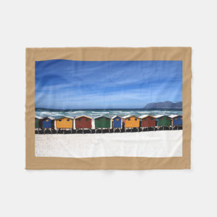 Bunte Strand-Hütten durch die SeeFleece-Decke Fleecedecke