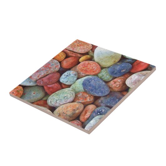 Bunte Strand-Kiesel machen Stein-Felsen-Muster Fliese (Seite)