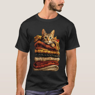 Bunte Tabby-Katze ruht mit Herbstlaub Gemütlich A T-Shirt