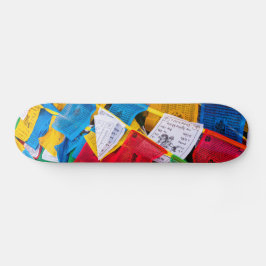 Bunte tibetische Gebetsflaggen - Tibet Skateboard