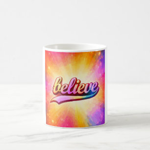 Bunte typografische Inspirationsschrift glauben Kaffeetasse