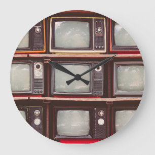 Bunte Vintage-Fernseher, Kaffeehaus. Große Wanduhr